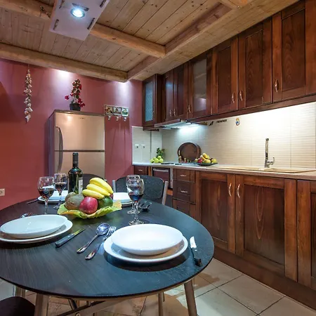 Dante's Maisonettes Ammoudi